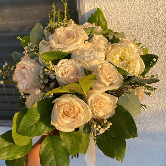 How to Keep Your Bridal Bouquet Fresh Before Professional Preservation